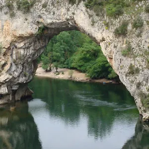 https://le-mas-des-souris-blondes.hotels-rhonealpes.com